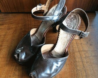 Seymour Troy 1940s Vintage Brown Leather Peep Toe Sling Back Heels Platform Intricate Strap