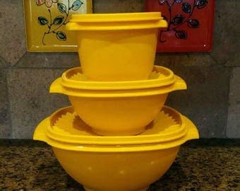 Vintage Tupperware 3 Bowls with matching Sunburst lids