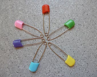 Epingles à nourrice en métal argenté et embouts en plstique de couleur