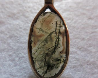 Agate pendant Moss setting of brass with silver chain