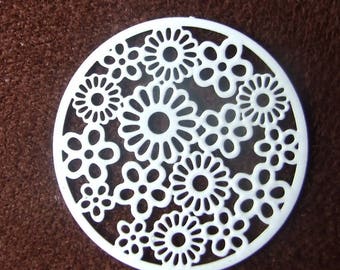 White flower 31 mm filigree disc