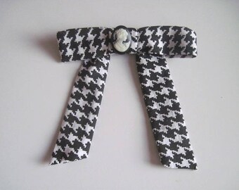 Bow Ascot spirit with a cameo brooch