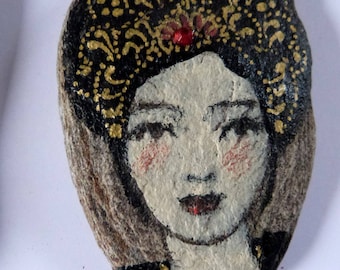 Statuette talisman galet lisse gris peint et vernis esprit poetique portrait de femme