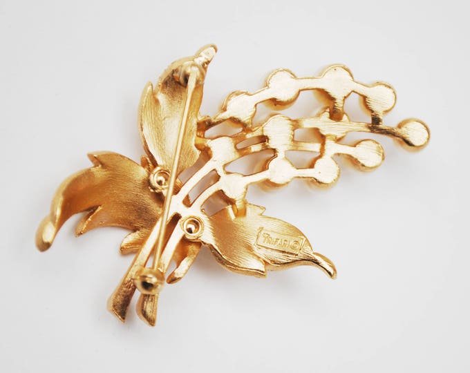 Crown Trifari flower Brooch - White Pearl gold metal -Floral Leaf pin