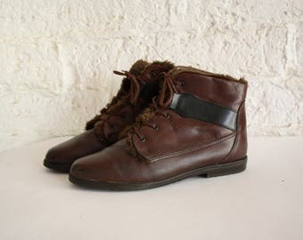 Vintage Brown Leather Ankle Boots / 1980s Flat Faux Fur Lined Booties / 80s Leather Ankle Boots / Pointy Toe Lace Up Boots 7.5/8