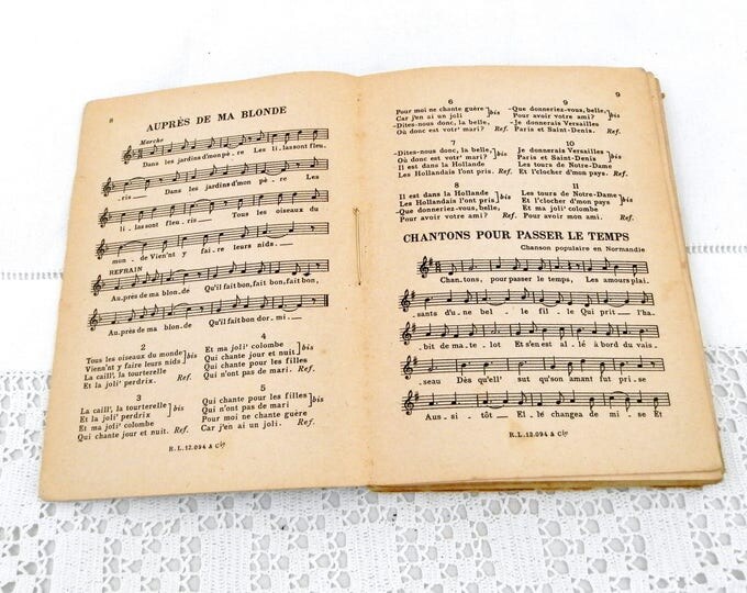 Vintage French Song Book " La Cle des Chants" 100 Songs lyrics Verse and Music Scores from 1940s, Sheet Music from France, Brocante Singing