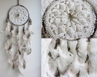A l'Ombre des Nymphéas .dreamcatcher white grey pink vintage doily feathers & skull pagan decoration witchcraft gothique wall-hanging .
