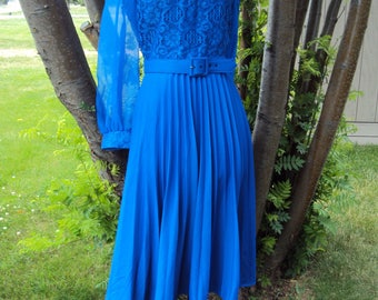 1970s-80s Womens Sapphire Blue Polyester Knit/Chiffon/Lace Special Occasion/ Mother Of Bride Dress/Cobalt Blue Accordion Pleat Dress Size M