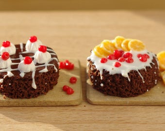 Miniature food. Miniature cake. Food for the dollhouse. On a scale of 1/12 .