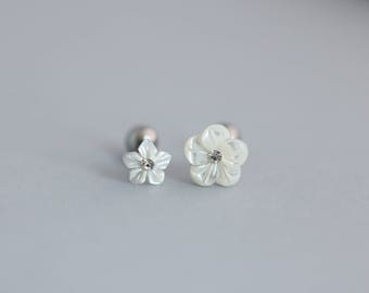 white flower cartilage piercing, helix earring, 16g cartilage earring, conch earring, earlobe piercing, flower cartilage earring