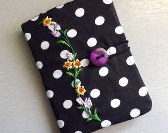 Carry(wear) cards(maps) "Tébo" black polka dots and flowers.