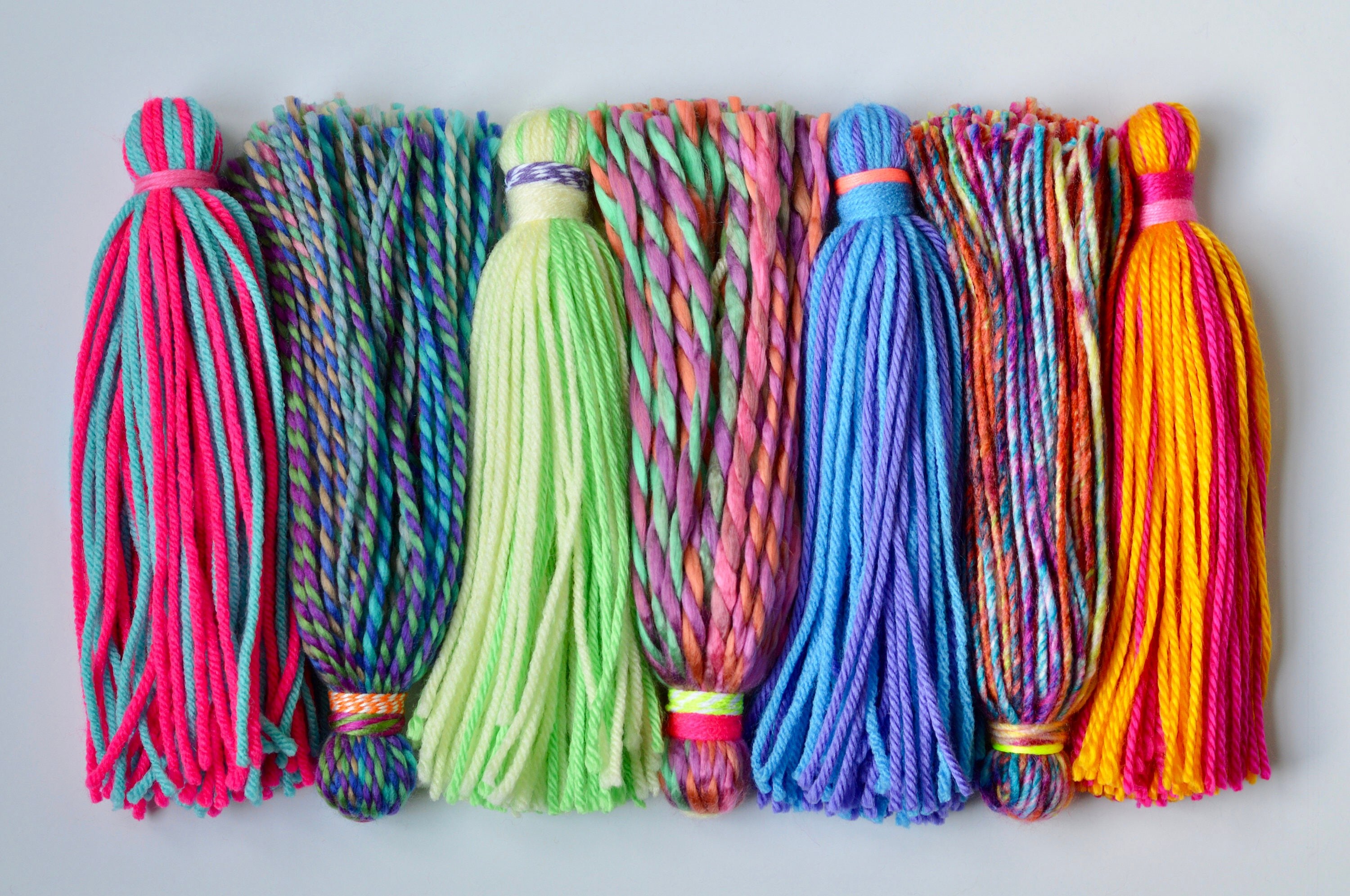 Yarn tassel garland // college decor // dorm decor // festival