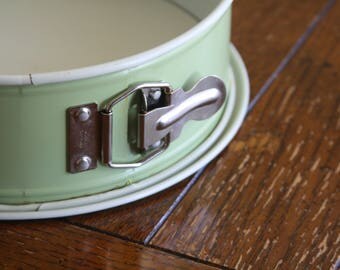 Vintage, Spring Form Baking Pan in Avocado Green by Nordic Ware (9")