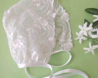 White lace embroidered Cap