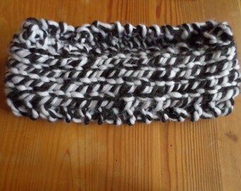 headband made with a black and white yarn
