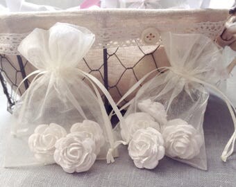 5 medium roses plaster scented in an organza pouch