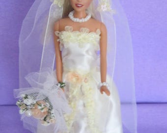 With its satin wedding dress veil (B76)