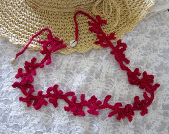 Collier création au crochet, mi-long, motif corail et fermoir coquillages