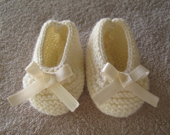 Ballerinas ecru wool and sateen bow baby booties.