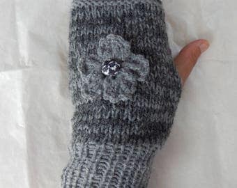 women knit gloves