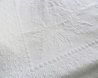White Matelasse Bedspread, 1940's Bedspread, White Jacquard Coverlet, Vintage Bedspread, White Coverlet