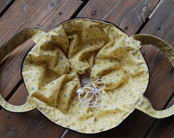 Cake carrier bag, round casserole tote, daisies denim