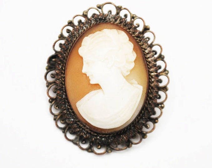 Shell Carved Cameo pendant Brooch - Gold brass filigree setting - vintage women profile pin