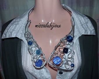 extra large 4 mm aluminum Choker and a large buttons blue