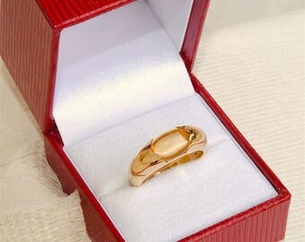 Amazing 18 Carat Gold Cabochon Citrine Ring 8.14 Grams.