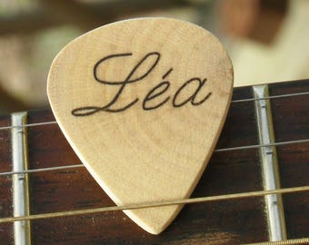 Custom wood guitar pick, personalized with a name, perfect gift for a guitarist or musician !