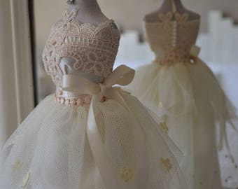 Mannequin shabby chic, silk and lace dress