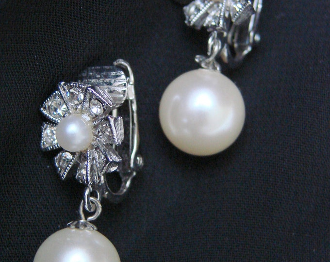 Classic Mid Century Rhinestone Simulated Pearl Clip Earrings / 1950s 1960s / Wedding Bridal / Vintage Jewelry / Jewellery