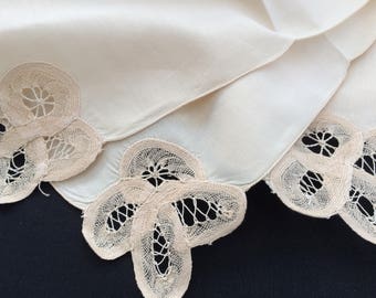 Linen Napkins. A Set of 8 Vintage Ivory Linen and Battenburg Lace Napkins. 8 Ivory Linen and Lace Napkins. 8 Linen and Lace Napkins. RBT2065