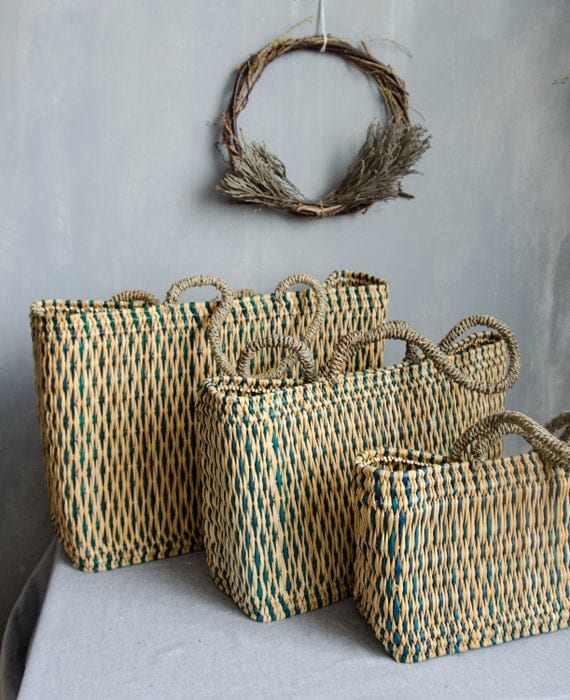 Market bags in rattan + with green-turquoise details.