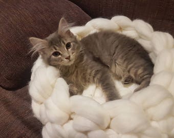 Chunky knit cat bed.chunky cat cave, chunky crochet cat bedding, pet bedding, hand made