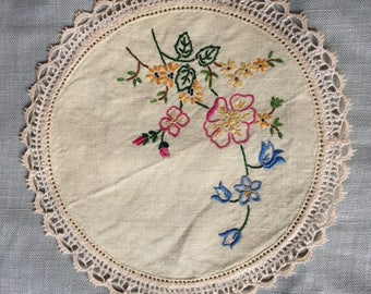 Vintage hand embroidered doily - 19 cm