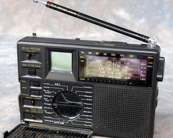 Summer Sale GRUNDIG 7 band Travel Radio, with case, home & world time Traveller II fm/mw/sw