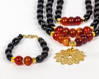 This necklace is named Africa. Hermoso collar de agatas negras y marron Amazing necklace with a combination of agate and gold plated pendant