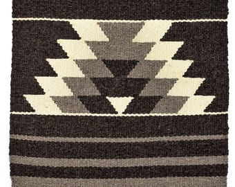 Hand-Crafted Bulgarian Rug "Makaz"