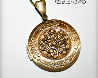 Pendant with Golden Flower photo holder and bottom gold antique (p)