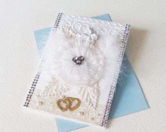 Carte Mariage Chic et Blanc - Voeux Félicitations - Organza, Dentelle, Strass, Coeurs dorés, Ange, Plumes - Création d'artiste, pièce unique