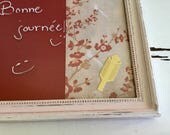 Tableau d'affichage babillard pour écrire sur vitre fait main cadre récupéré organisation communication bureau rouge blanc fleurs asiatique
