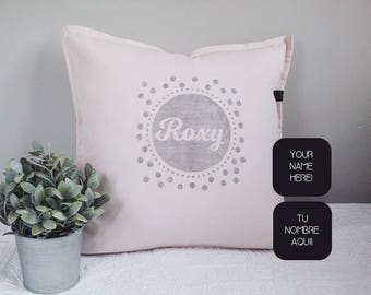 Cojín personalizado con nombre de niña. Regalo ideal para nacimiento, bautizo, cumpleaños o como decoración de la habitación de bebé, niño/a