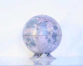 Tin moon globe, 1966 lunar globe Replogle, made in the USA, landing sites, descriptions in French, space age