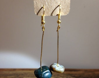 Earrings decorated with agates