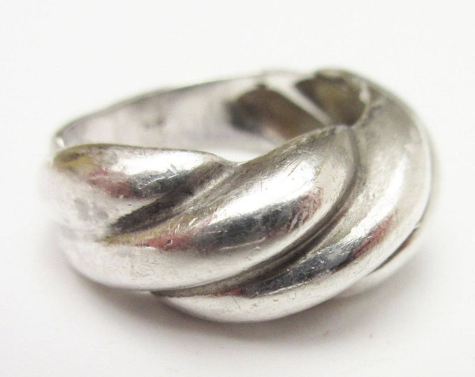 Sterling Band ring - twisted ribbed Silver -modern Mod design - size 7 1/2