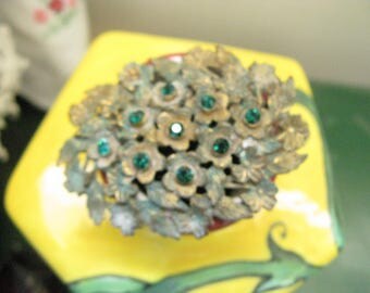 Victorian Brooch ~~Emerald Green Rhinestone Brooch