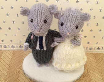 Bride and Groom mouse, wedding mice, wedding cake topper, cheese tower topper, wedding gift, wedding keepsake, knitted mice, hand knitted