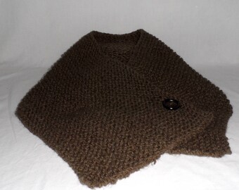 Col tricoté à la main fermé par un bouton de couleur marron