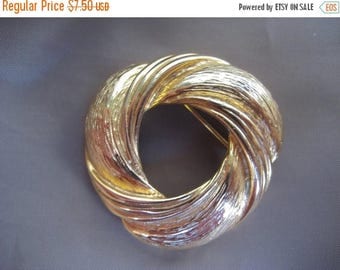 25% Off Chunky Gold Tone Circle Pin - Brooch - Mad Men